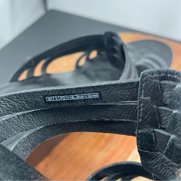 UGG Mattie Black Leather Weave Wedge Sandal Size 7.5 FD1114L - Picture 8 of 8